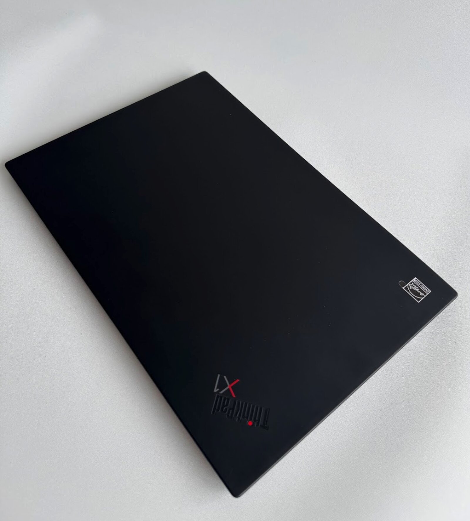 ThinkPad X1 Carbon Gen 8 — lid tertutup