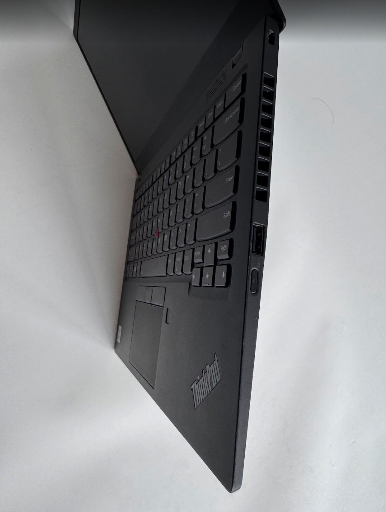 Profil samping X1 Carbon Gen 8