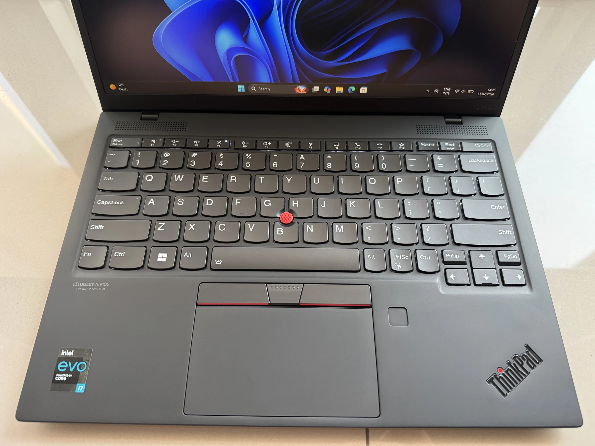 Close-up keyboard deck ThinkPad X1 Nano — kondisi sangat bersih