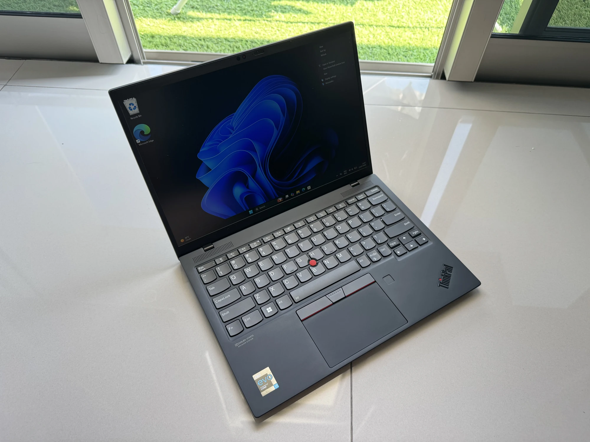 ThinkPad X1 Nano Gen 1 — tampak samping kiri, sudut tiga perempat