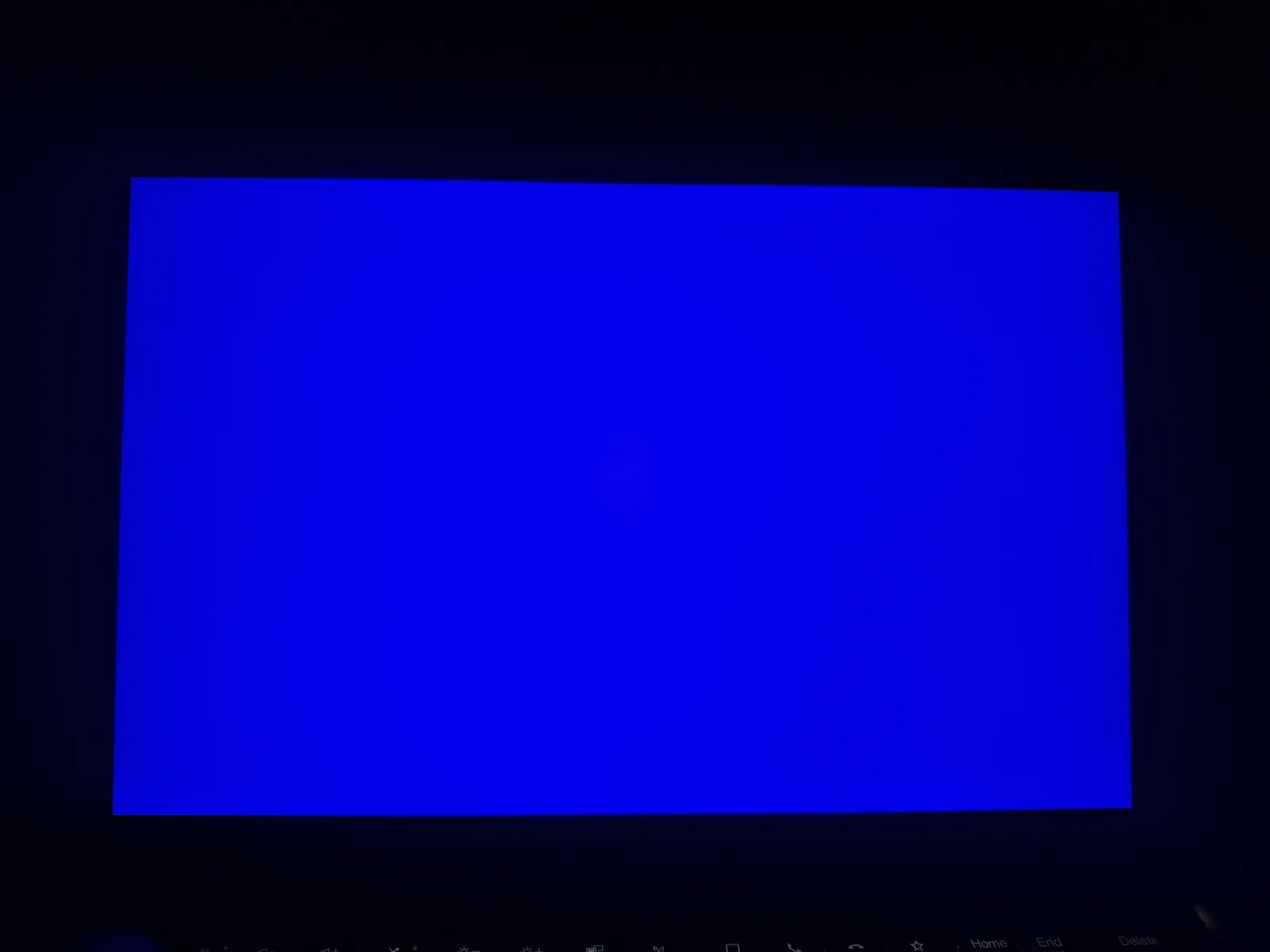Tes layar warna biru penuh — tanpa dead pixel