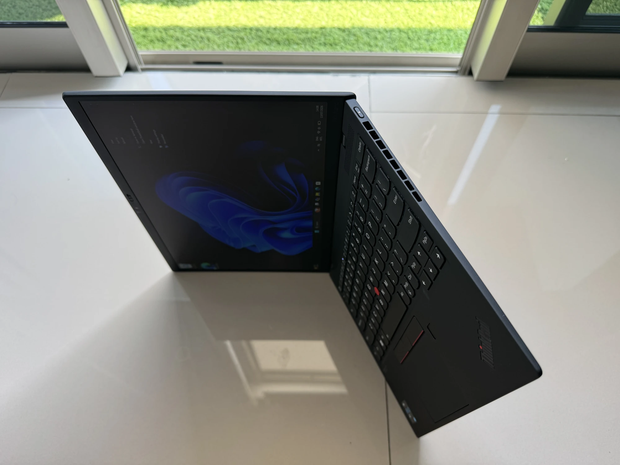 ThinkPad X1 Nano Gen 1 — tampak profil, terlihat tipis