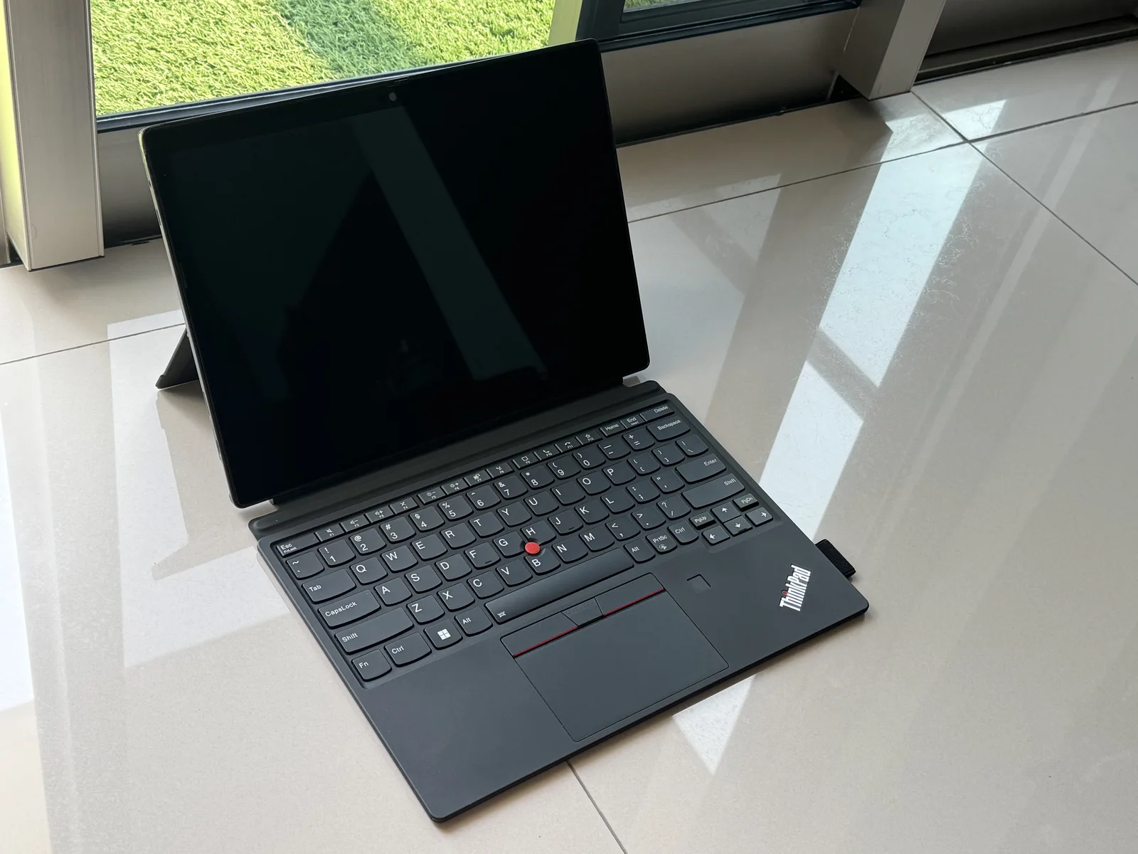 ThinkPad X12 Detachable — tampak depan dengan folio keyboard terpasang