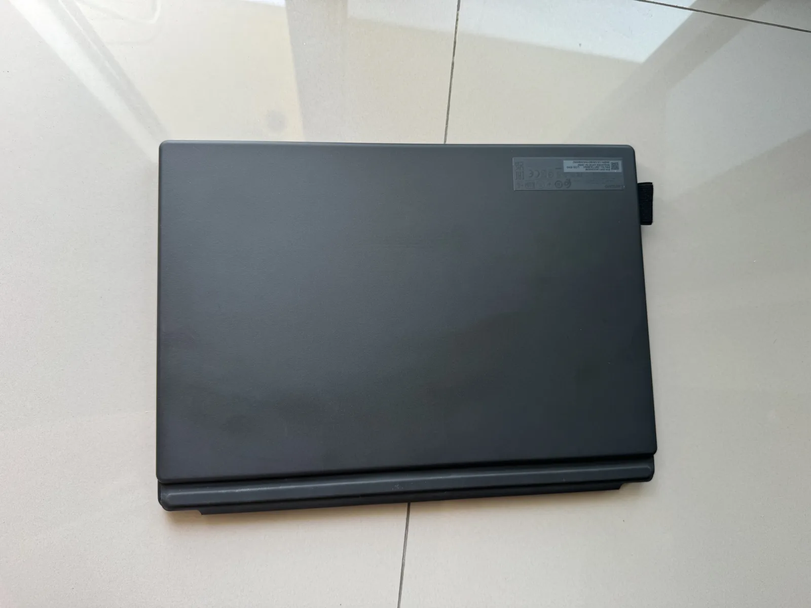 Bagian bawah folio keyboard — label & loop pen