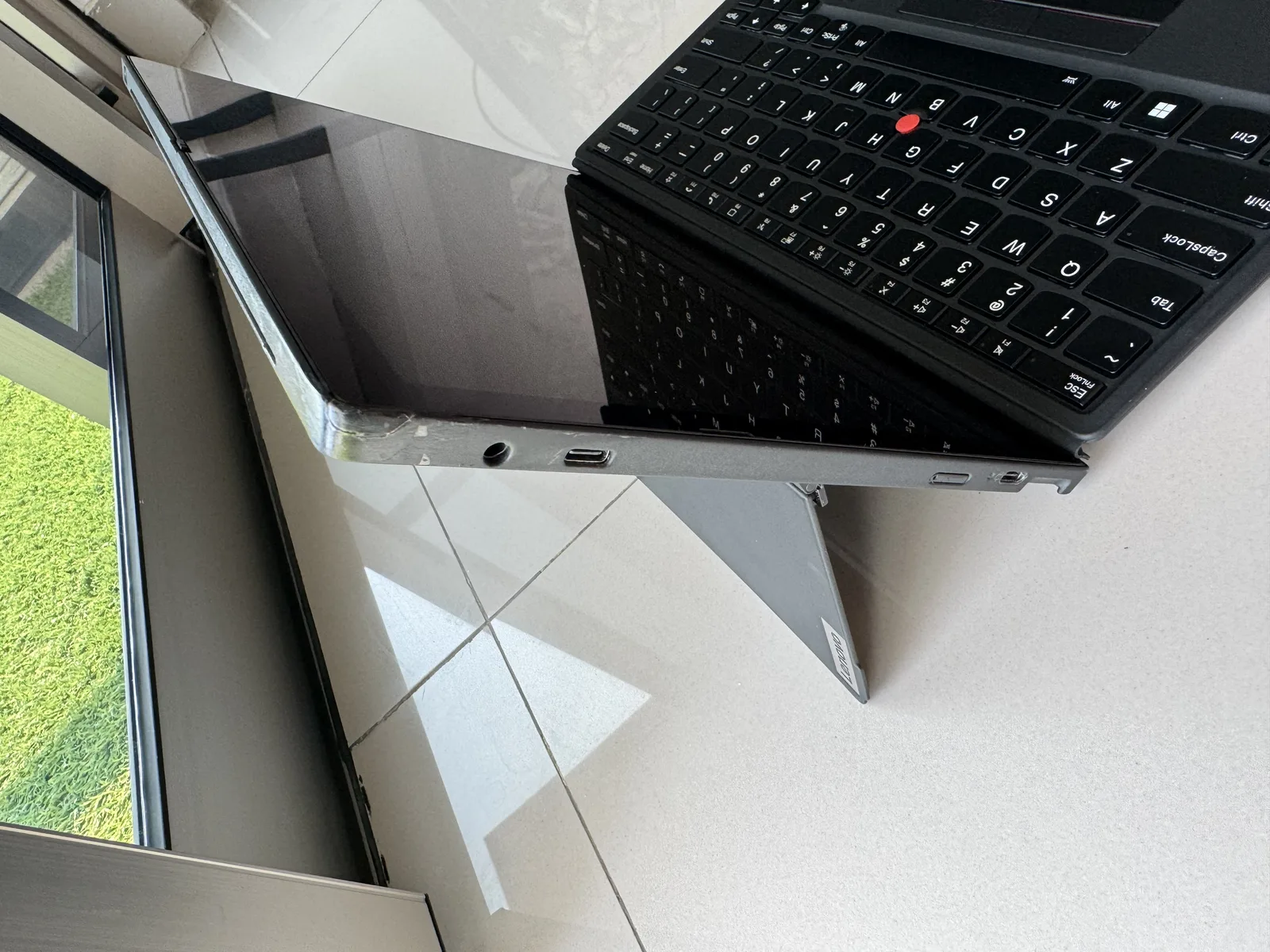 Sisi kiri tablet — jack audio & USB-C; bagian kiri atas retak dan direkatkan dengan J-B Weld