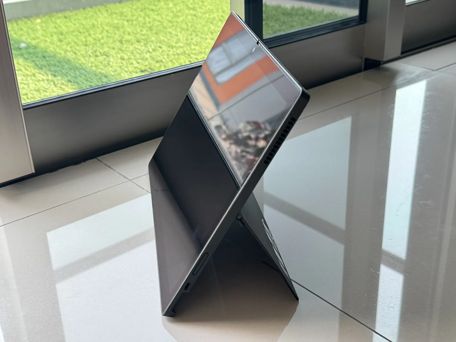 Sisi kanan tablet — tombol daya, volume & ventilasi