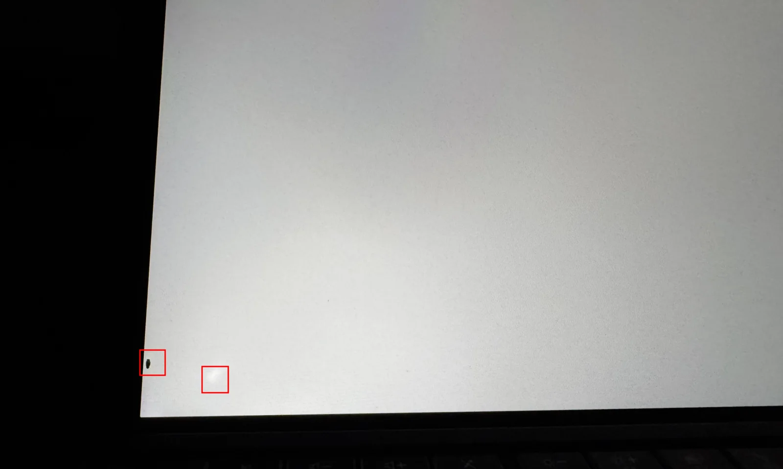Dead pixel & white spot ditandai kotak merah pada layar putih penuh