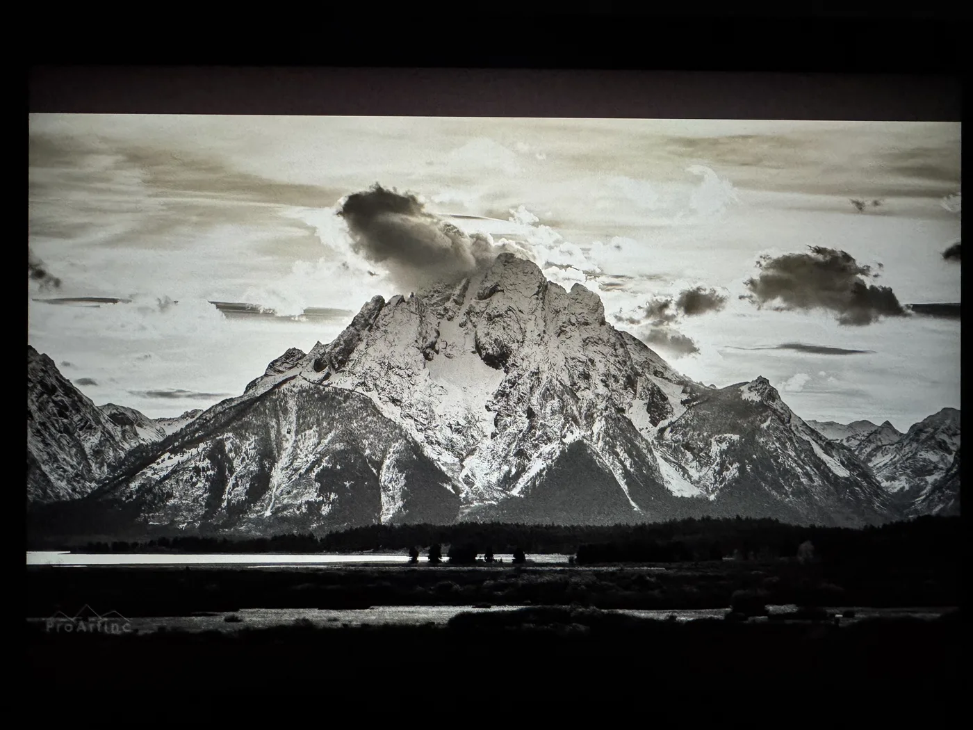 Konten full screen dengan black bar atas & bawah